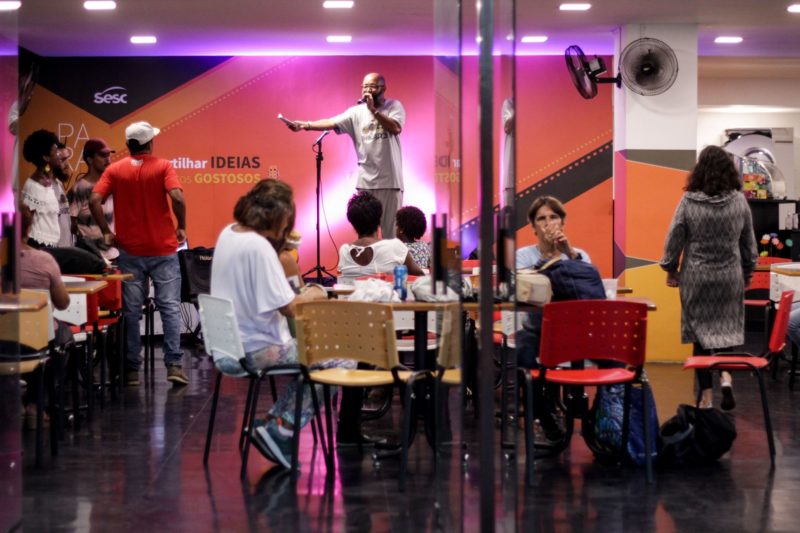 Dudu de Morro Agudo dando início às atividades do Sarau Poetas Compulsivos