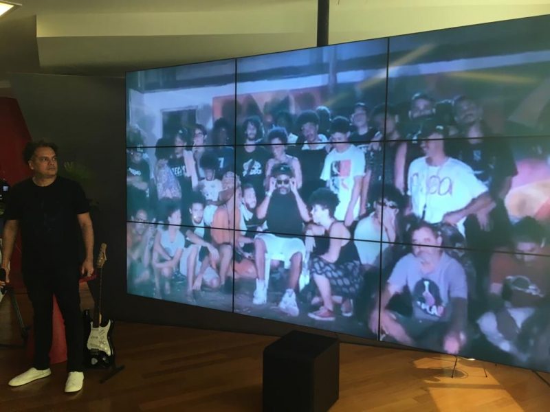 Zé Ricardo apresentando o clipe Juventude BXD, do Dudu de Morro Agudo
