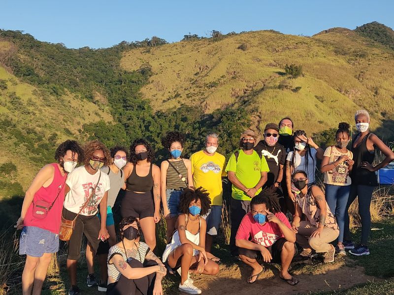 Galera do Enraizados na Serra do Vulcão durante o reflorestamento