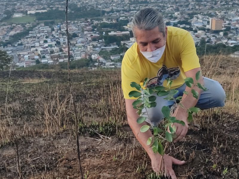 Samuca Azevedo plantando muda