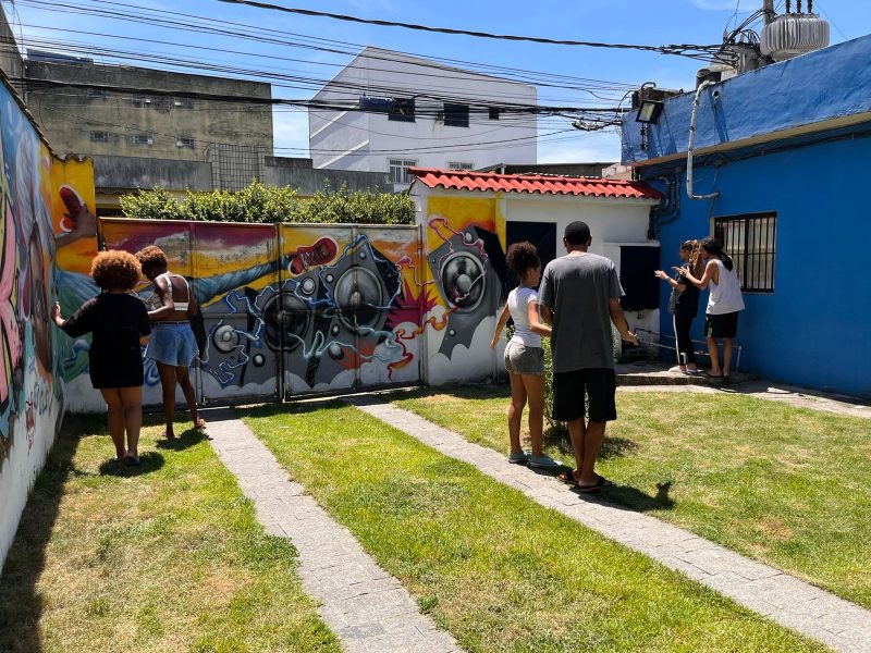 Jovens participantes das Aulas de Teatro no Quilombo Enraizados