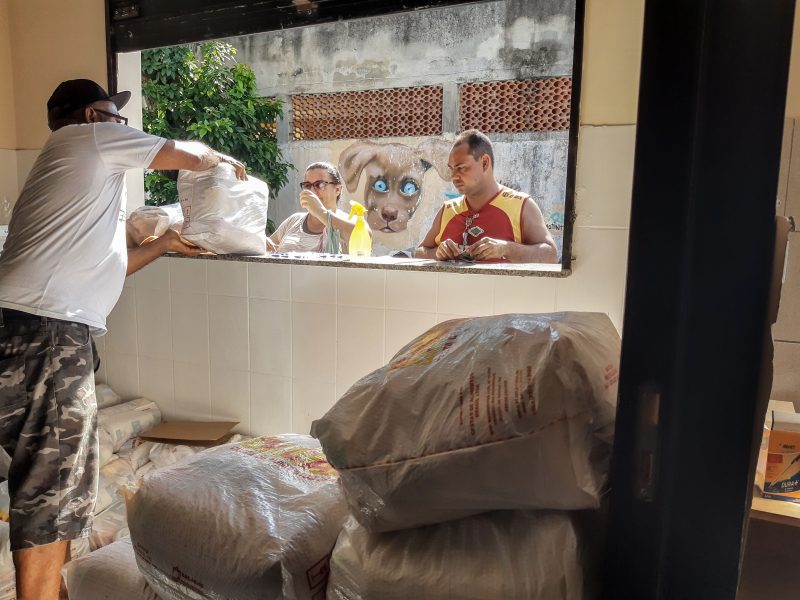 Distribuição de cestas básicas no Enraizados