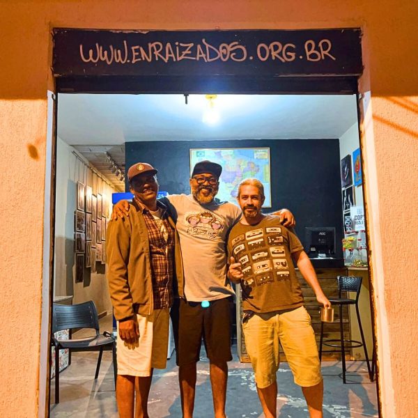 Mad, Dudu de Morro Agudo e Samuca Azevedo atendem os clientes no Café Com Livros, de segunda à sábado.