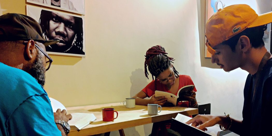 Café Com Livros - Jovens lendo e saboreando um café