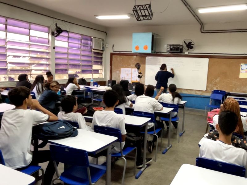 DJ Dorgo ministrando o encontro do RapLab em uma escola de Ramos.