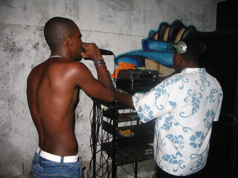 Jovens se organizando para produzir evento na rua