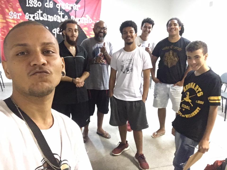 Oficina gratuita de rap do Enraizados acontece todas as quartas na Arena Jovelina, na Pavuna.