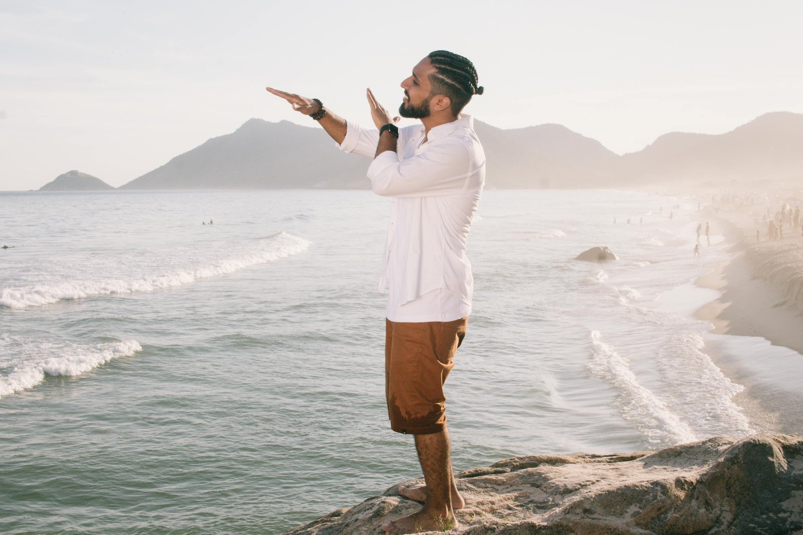 ‘Pés na Areia (Promessas)’ é o novo clipe de Rashid