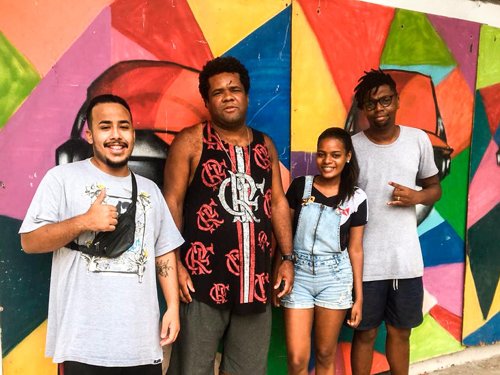 Grafiteiros transformam loja da Nextel, em Nova Iguaçu, em uma galeria de arte urbana