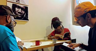 Café Com Livros - Jovens lendo e saboreando um café