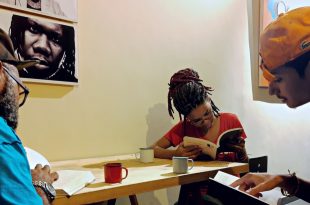 Café Com Livros - Jovens lendo e saboreando um café